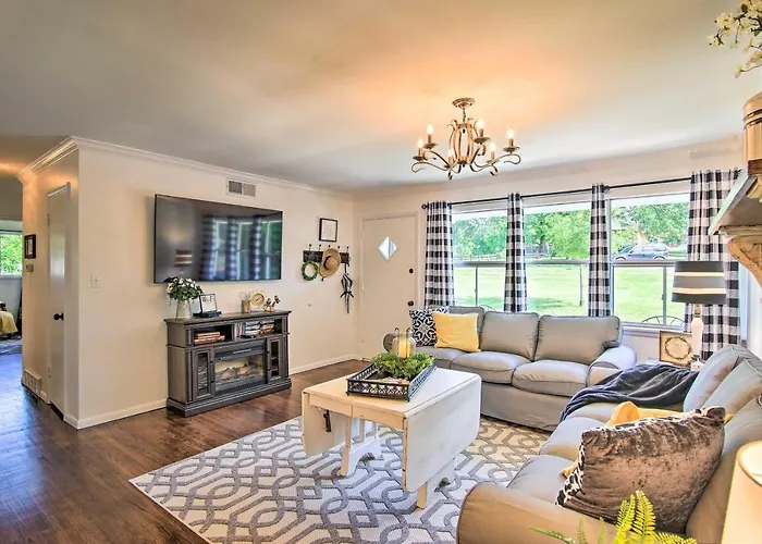 Holiday home Charming Country 5 Mi To Downtown Tulsa!