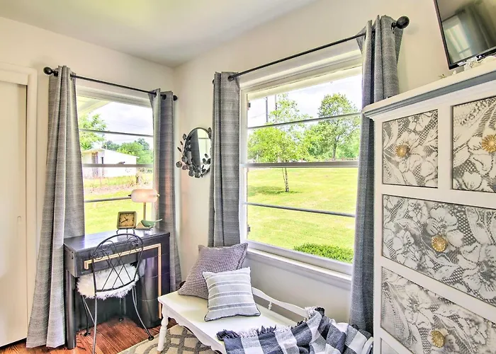 Charming Country 5 Mi To Downtown Tulsa! Holiday home Tulsa