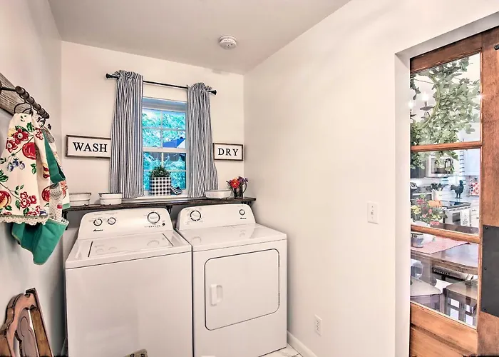 Charming Country 5 Mi To Downtown Tulsa! Holiday home
